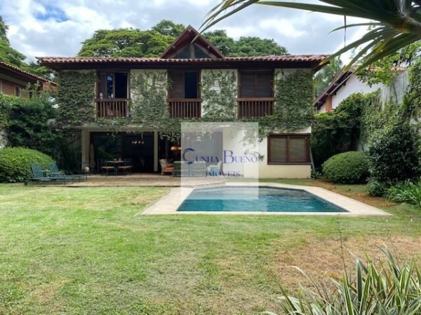 CASA FANTÁSTICA COM JARDIM E PISCINA NO ALTO DE PINHEIROS