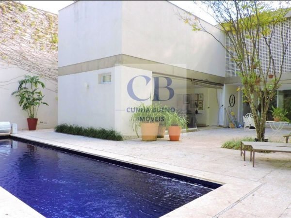 CASA MARAVILHOSA EM RUA CALMA NO JARDIM EUROPA