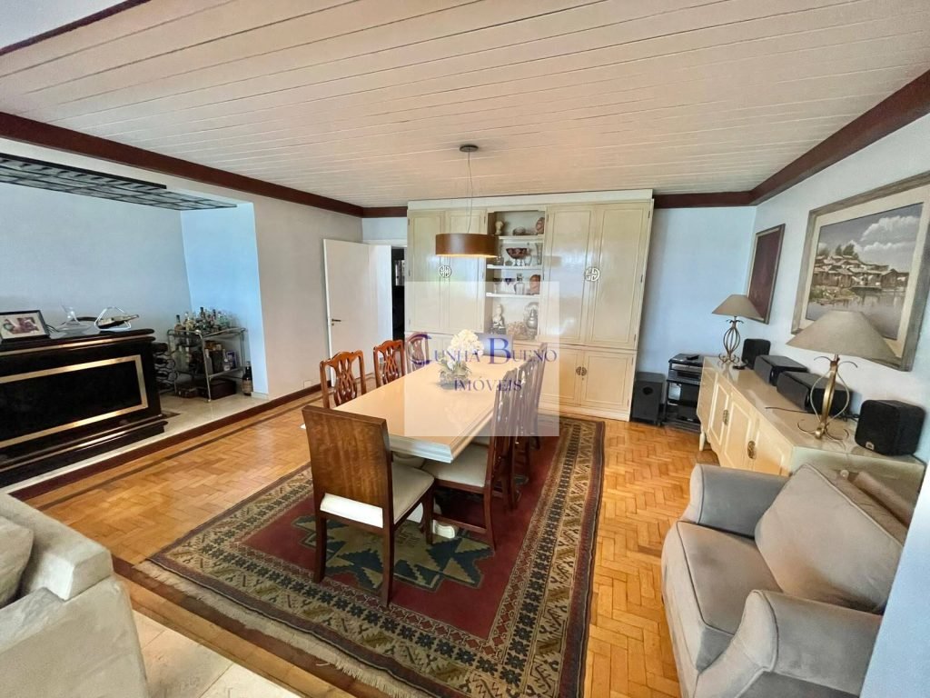 CASA TÉRREA COM MUITO ESPAÇO EM RUA TRANQUILA NO REAL PARQUE