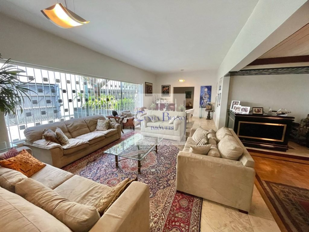 CASA TÉRREA COM MUITO ESPAÇO EM RUA TRANQUILA NO REAL PARQUE