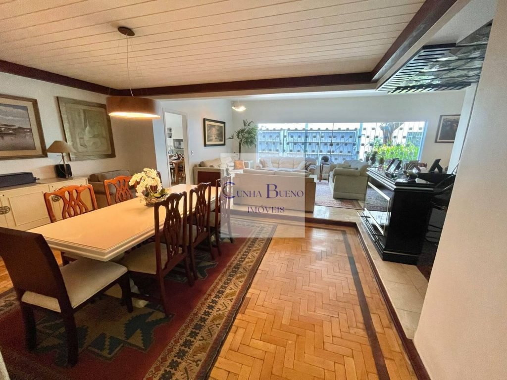 CASA TÉRREA COM MUITO ESPAÇO EM RUA TRANQUILA NO REAL PARQUE