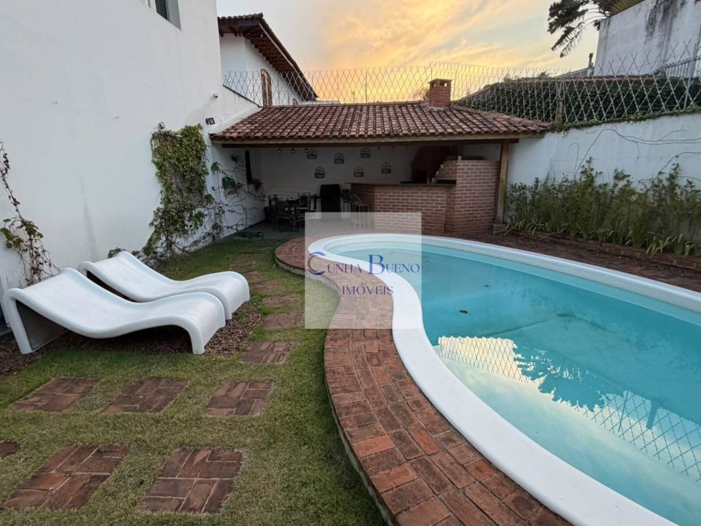 CASA TÉRREA COM MUITO ESPAÇO EM RUA TRANQUILA NO REAL PARQUE