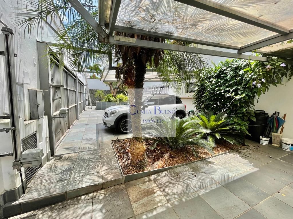 CASA TÉRREA COM MUITO ESPAÇO EM RUA TRANQUILA NO REAL PARQUE