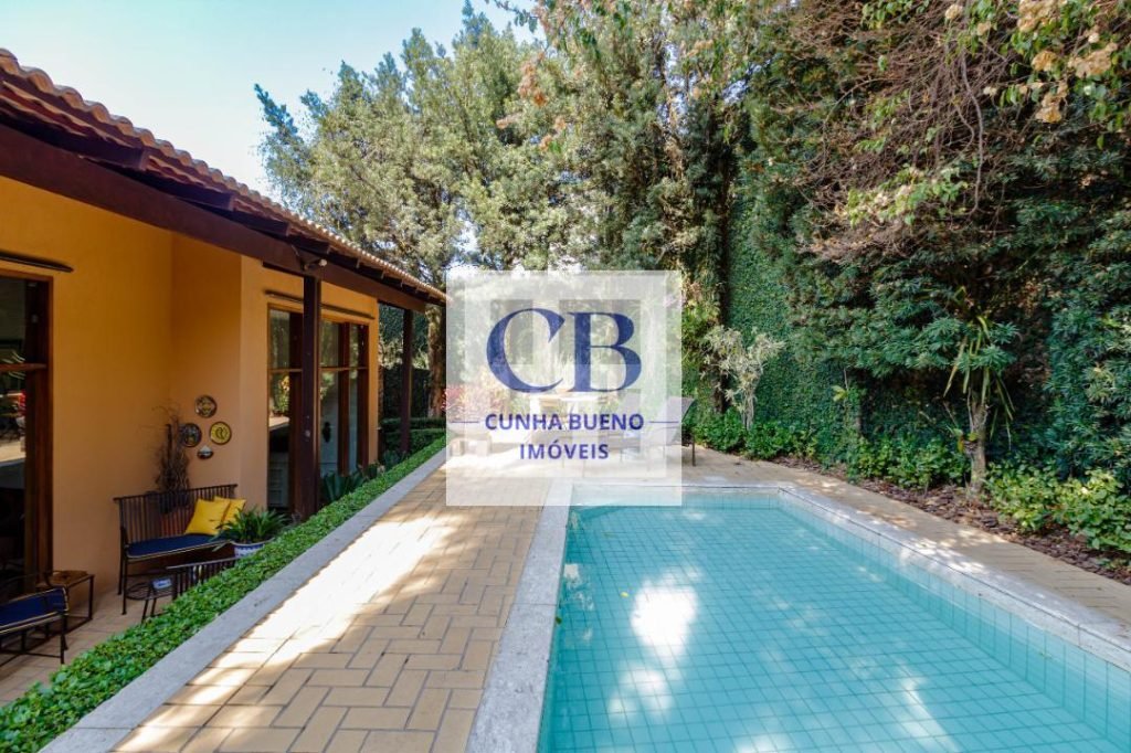 CASA CHARMOSA E MUITO ILUMINADA NO JARDIM GUEDALA – REFORMADA