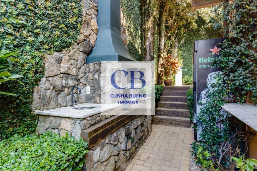 CASA CHARMOSA E MUITO ILUMINADA NO JARDIM GUEDALA – REFORMADA