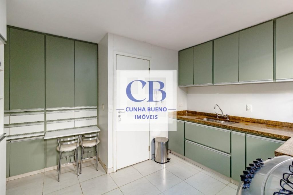 CASA CHARMOSA E MUITO ILUMINADA NO JARDIM GUEDALA – REFORMADA