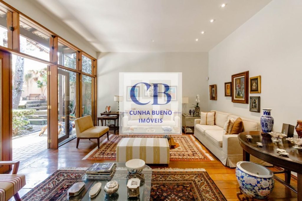 CASA CHARMOSA E MUITO ILUMINADA NO JARDIM GUEDALA – REFORMADA