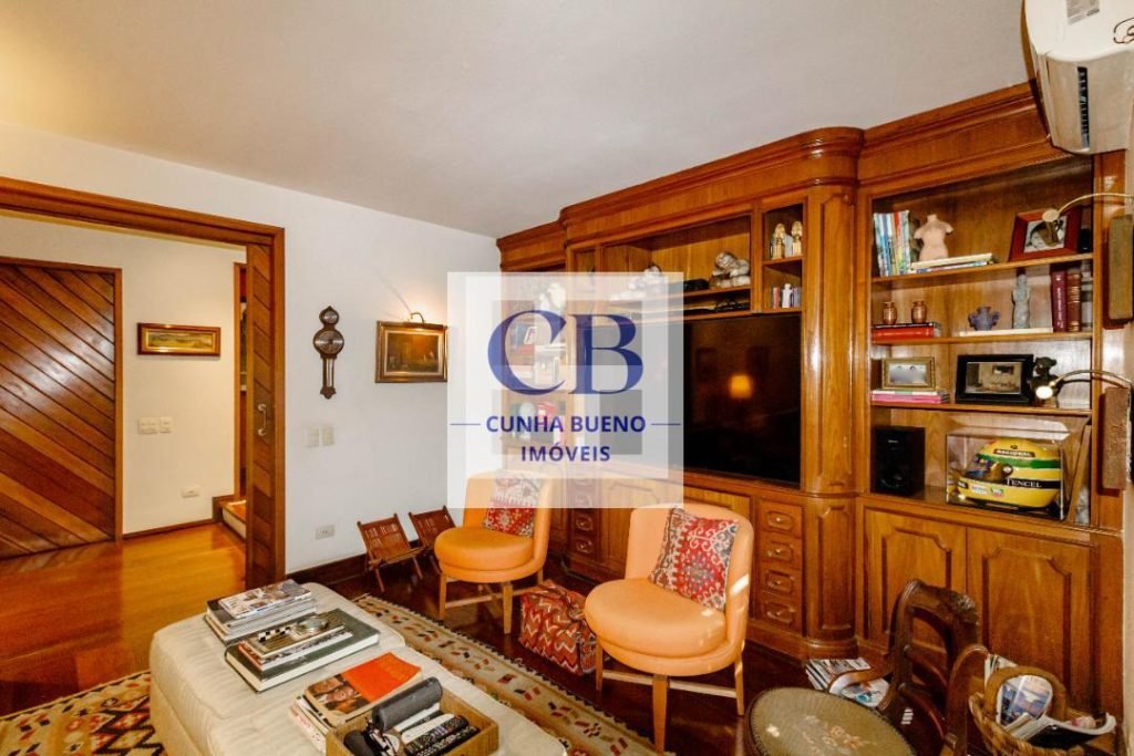CASA CHARMOSA E MUITO ILUMINADA NO JARDIM GUEDALA – REFORMADA