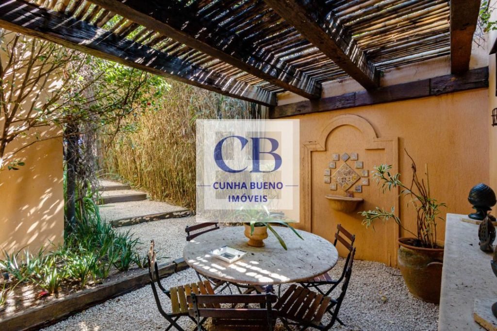 CASA CHARMOSA E MUITO ILUMINADA NO JARDIM GUEDALA – REFORMADA