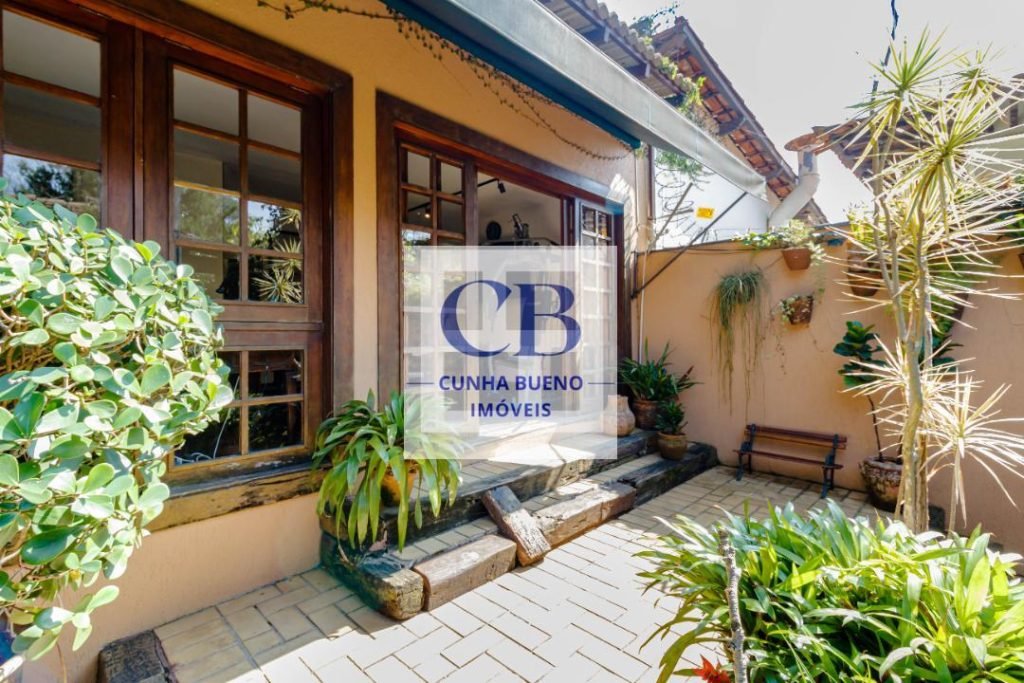 CASA CHARMOSA E MUITO ILUMINADA NO JARDIM GUEDALA – REFORMADA