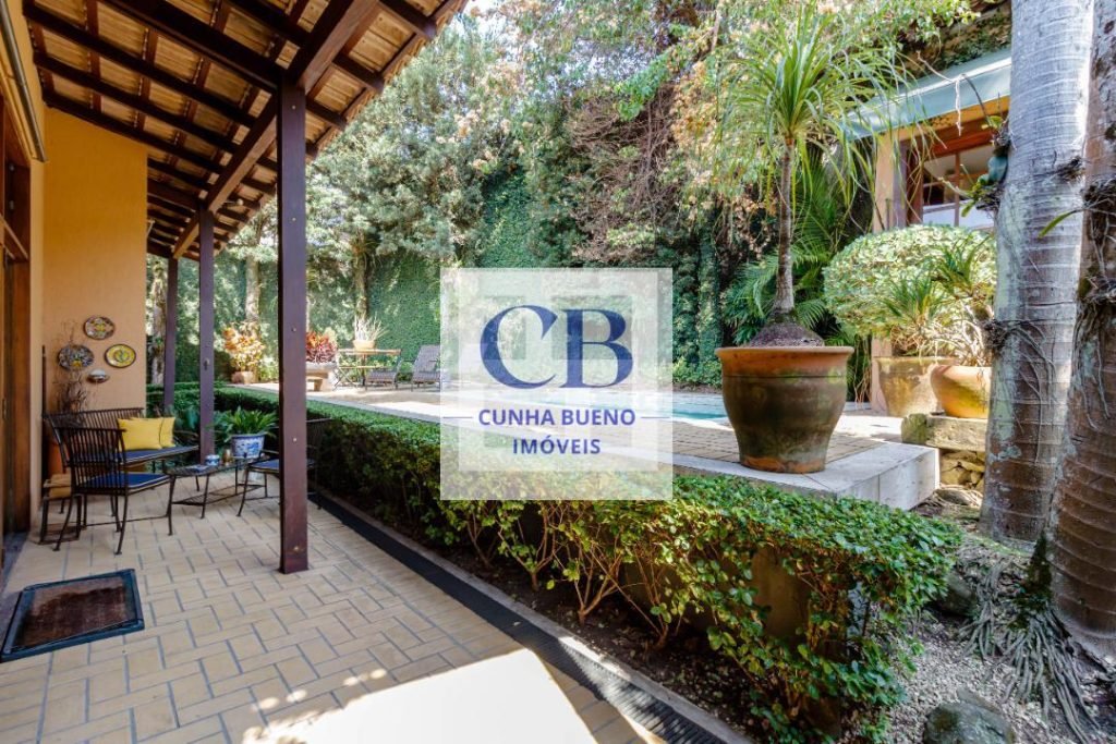 CASA CHARMOSA E MUITO ILUMINADA NO JARDIM GUEDALA – REFORMADA