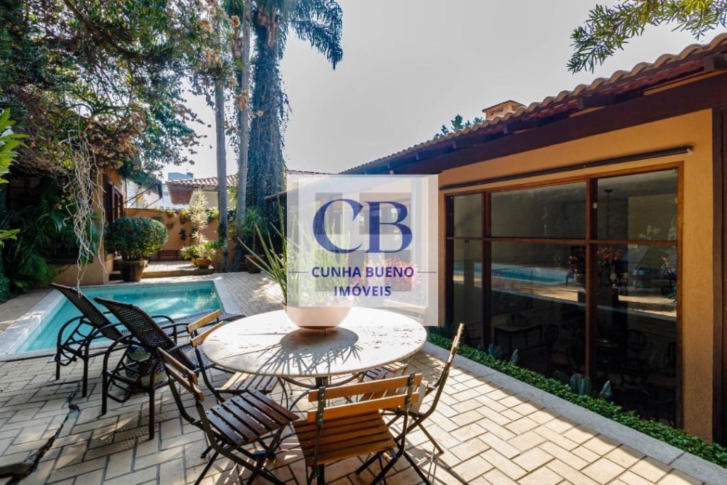 CASA CHARMOSA E MUITO ILUMINADA NO JARDIM GUEDALA – REFORMADA