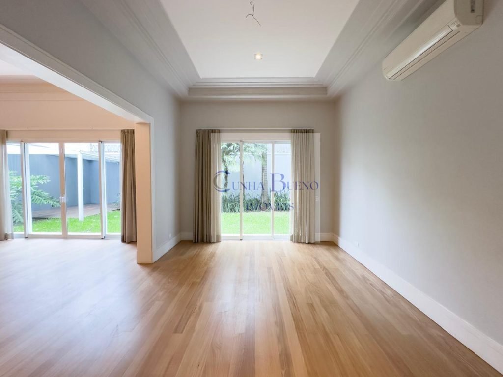 CASA PARA LOCAÇÃO NOS JARDINS COM 4 VAGAS DE GARAGEM