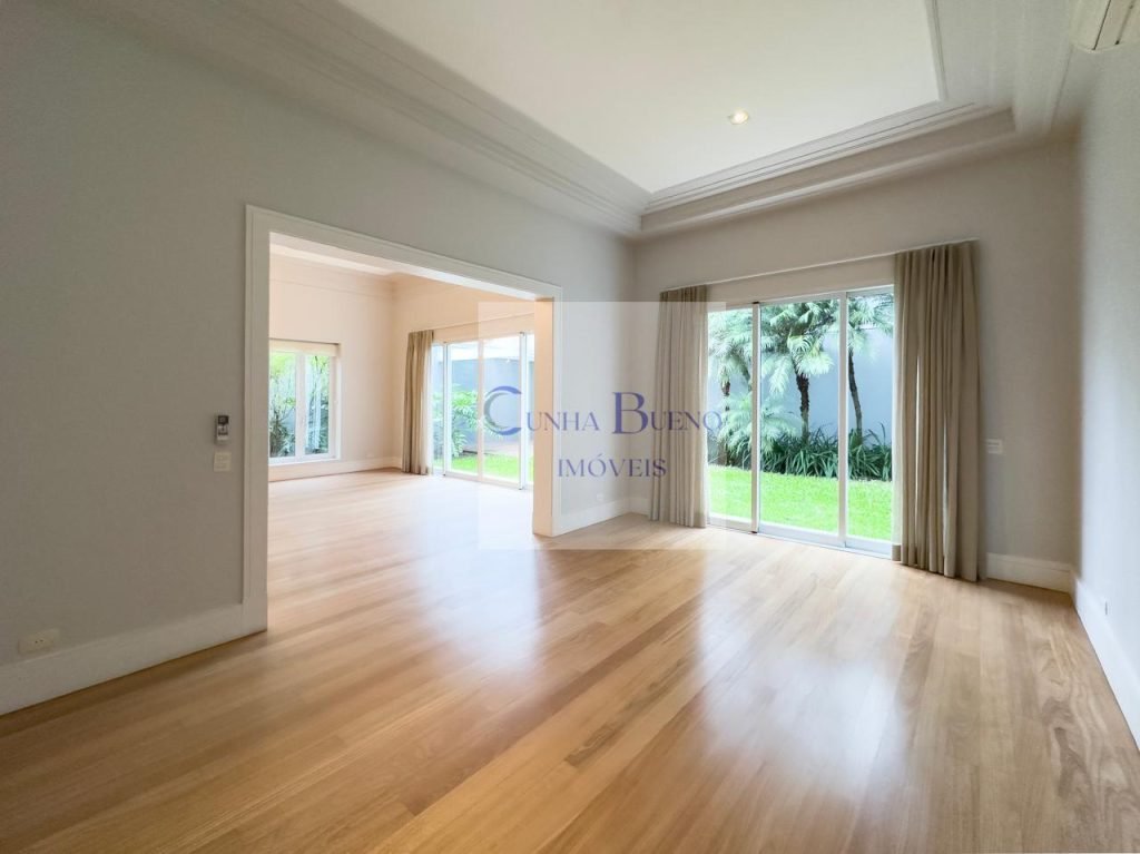 CASA PARA LOCAÇÃO NOS JARDINS COM 4 VAGAS DE GARAGEM