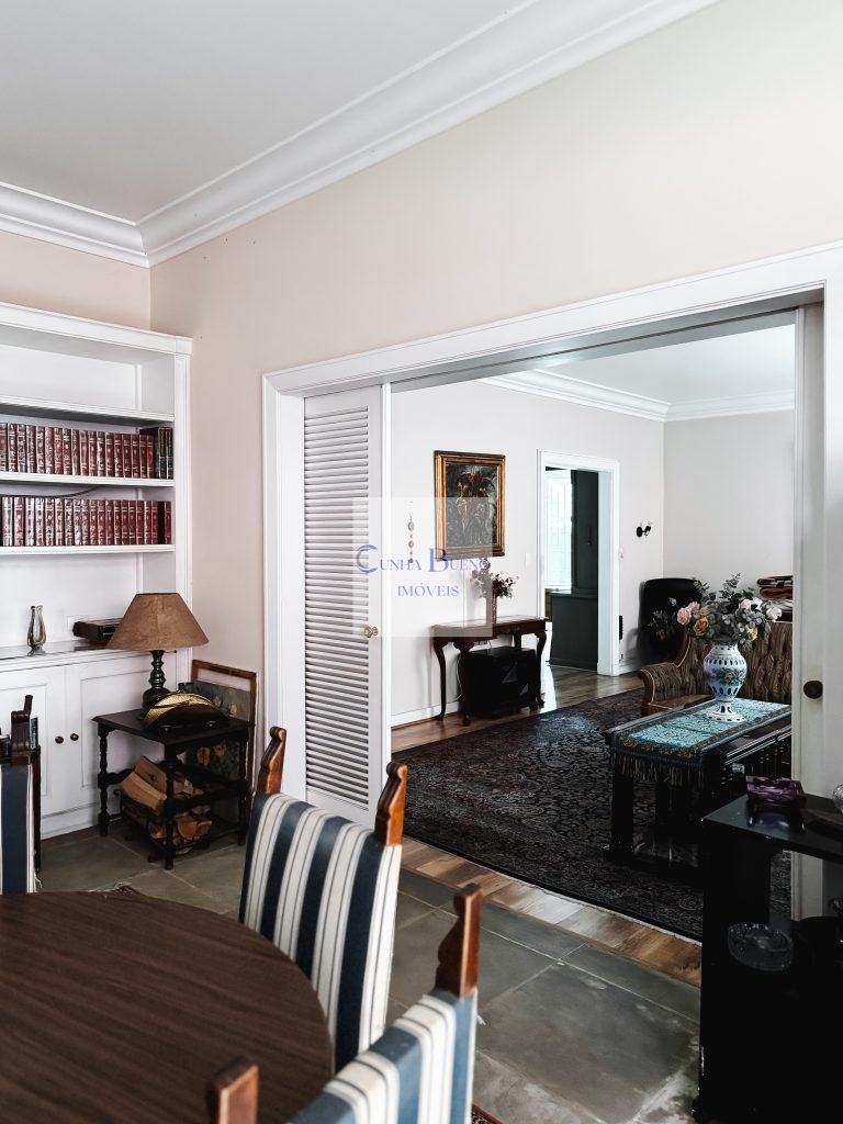 CASA À VENDA NO JARDIM AMÉRICA – 5 VAGAS DE GARAGEM