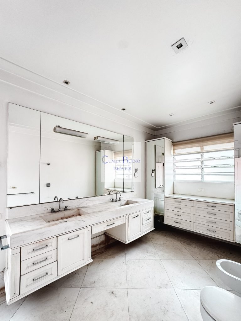 CASA À VENDA NO JARDIM AMÉRICA – 5 VAGAS DE GARAGEM