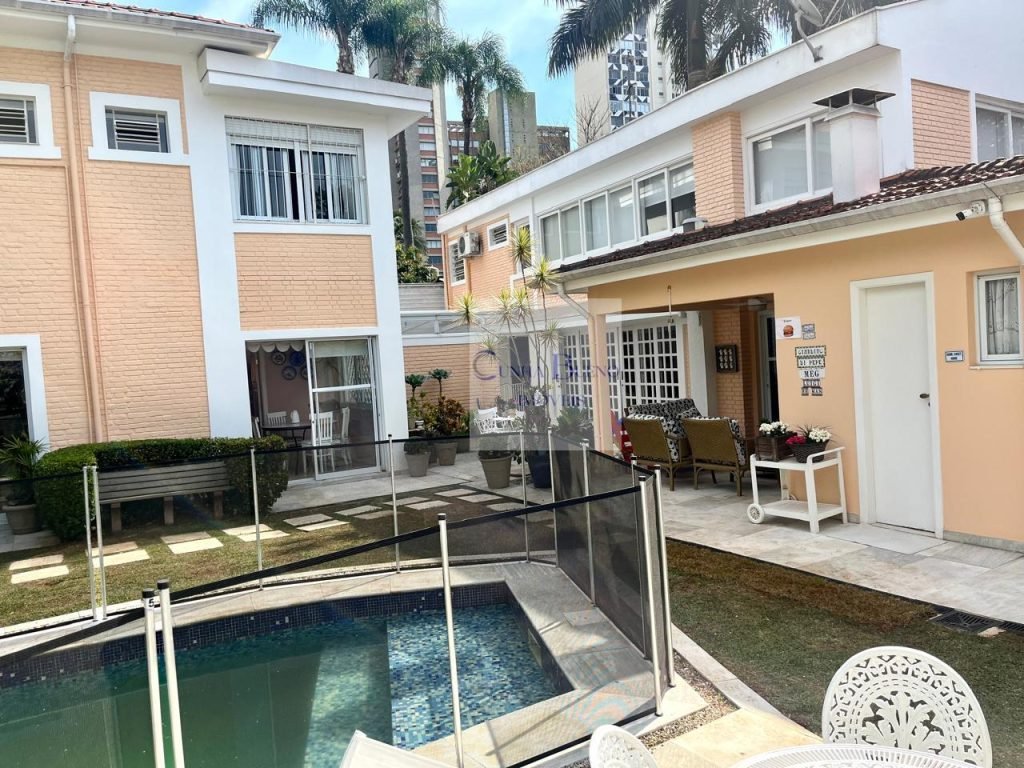 CASA NO JARDIM EUROPA – PISCINA E 3 VAGAS DE GARAGEM