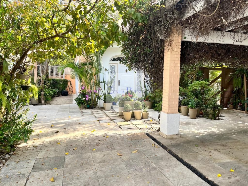 CASA NO JARDIM EUROPA – PISCINA E 3 VAGAS DE GARAGEM