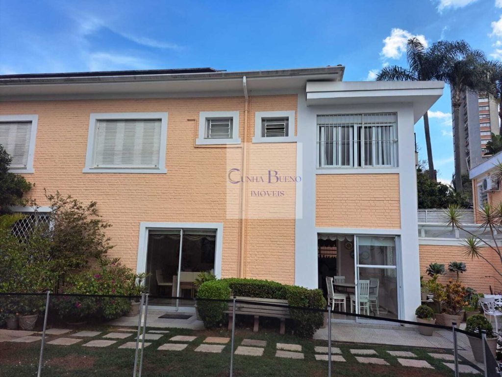 CASA NO JARDIM EUROPA – PISCINA E 3 VAGAS DE GARAGEM