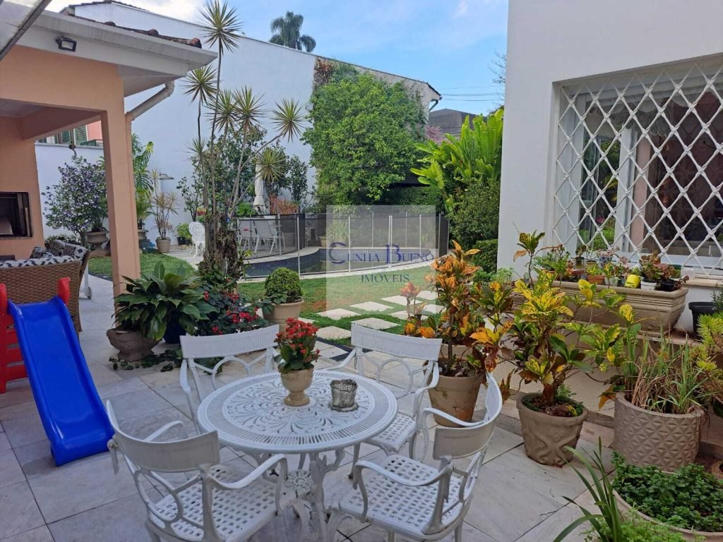 CASA NO JARDIM EUROPA – PISCINA E 3 VAGAS DE GARAGEM