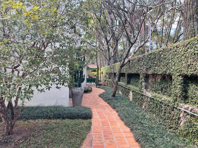 CASA ACONCHEGANTE COM MUITO POTENCIAL NO JARDIM PAULISTA