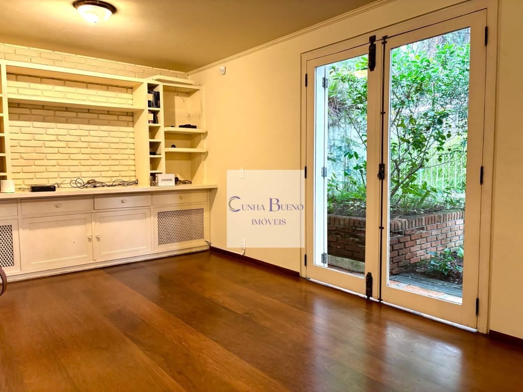 CASA COM EXCELENTE ESPAÇO NO ALTO DE PINHEIROS