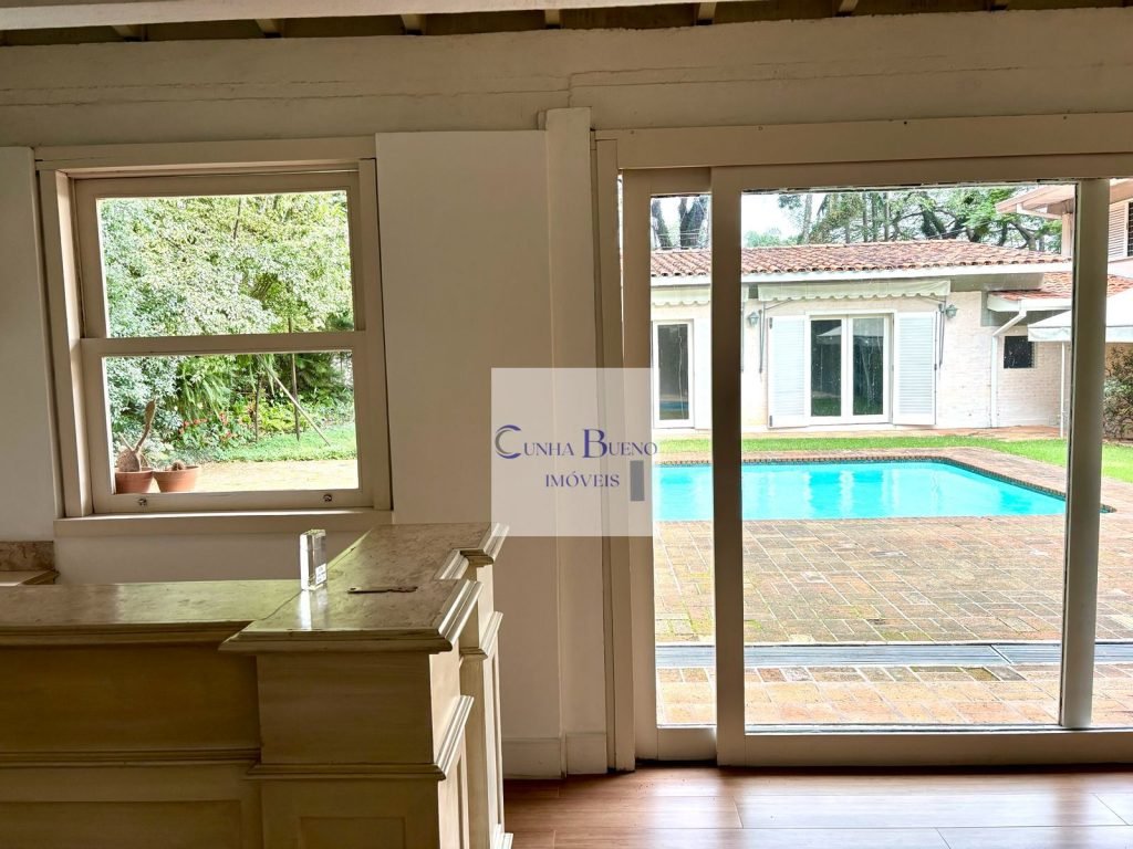 CASA COM EXCELENTE ESPAÇO NO ALTO DE PINHEIROS
